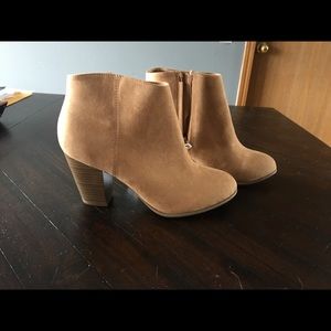 BNWT Old Navy Size 9 Tan Booties
